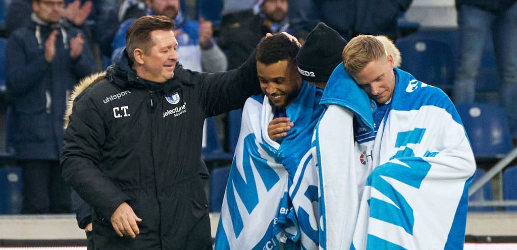 Arbeiten auch in der 2. Liga zusammen: Leon Bell Bell (M.) und Cheftrainer Christian Titz.