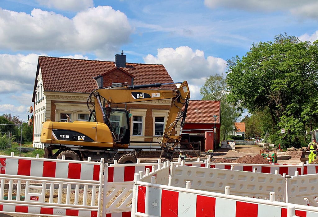Baken bestimmen das Bild an der Hornhäuser Straße. Derzeit führt der Weg für Anwohner und Unternehmen hinter dem Bahnübergang einzig und allein über Hornhausen.