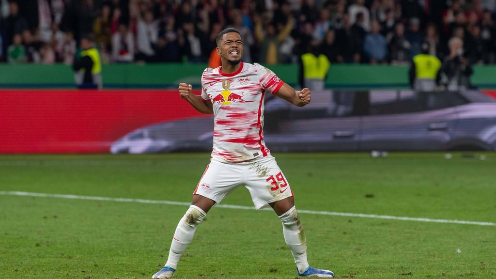 Erst DB-Pokalsieg, dann Länderspielreise: Für Benjamin Henrichs von RB Leipzig läuft es bestens in Mai 2022.