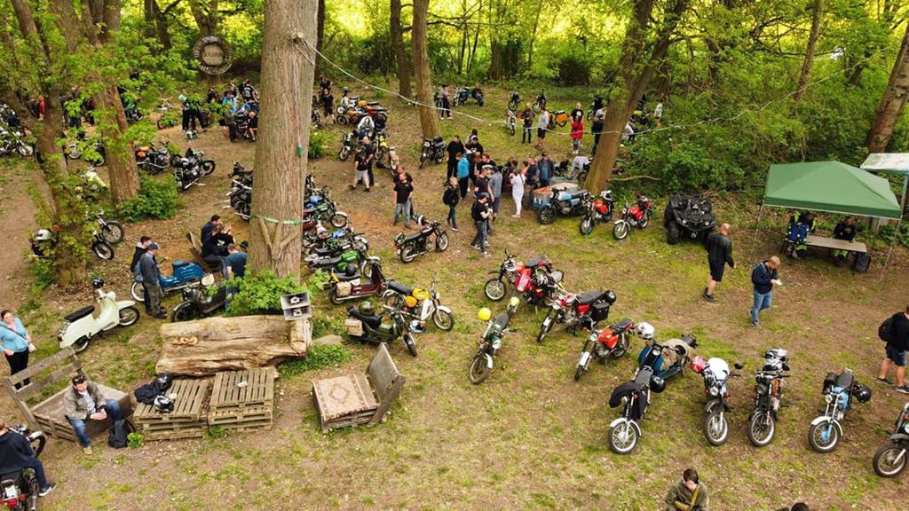 Auf dem urgemütlichen Gelände der alten Pumpstation bei Eilsleben tummelten sich die Zweitaktfreunde und interessierte Besucher. Im kommenden Jahr soll das Treffen wiederholt werden.
