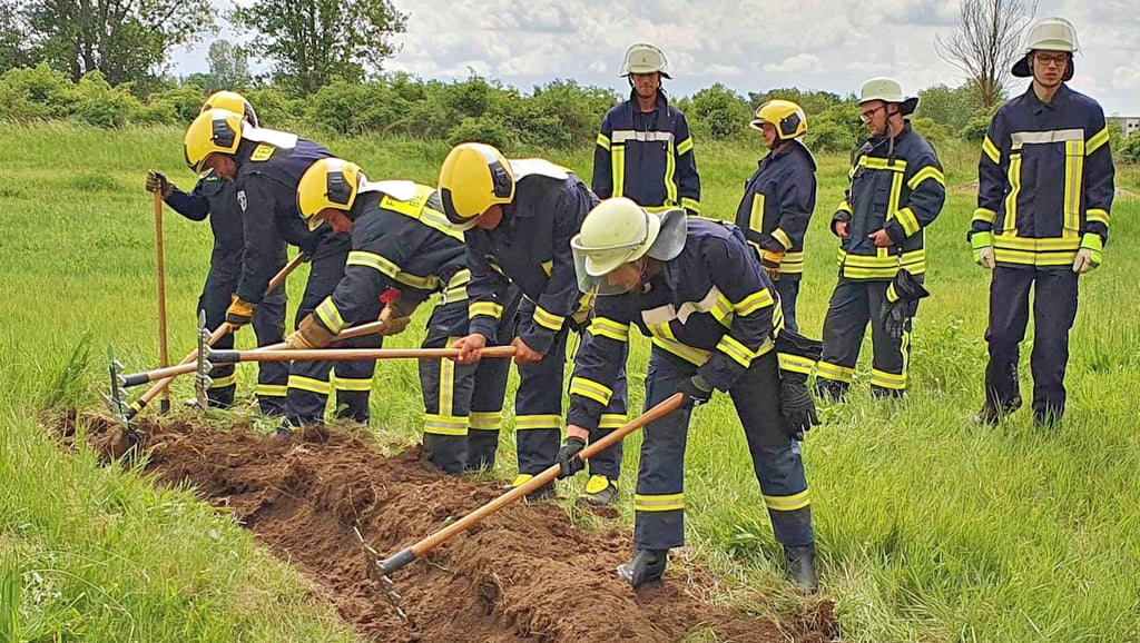 Die Feuerwehrleute übten das Anlegen einer Brandschutzschneise.