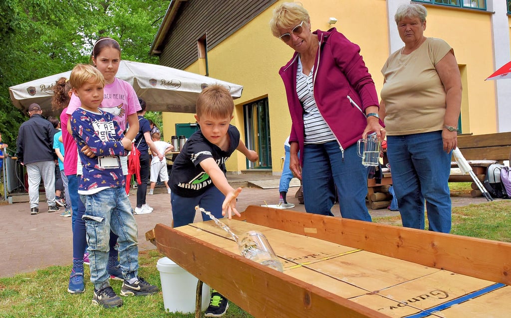 Am Ziel in Helbra wartete ein buntes Programm auf die Kinder. Sie konnten sich wie Pascal an der Wasserglas-Rutsche versuchen.