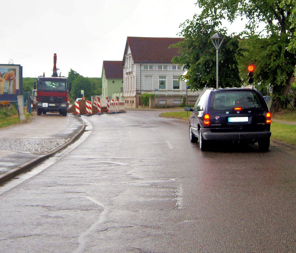 Die Magdeburger Straße in Elbeu ist in Höhe Siedlung halbseitig gesperrt. Hier regelt eine Ampel den Verkehr.