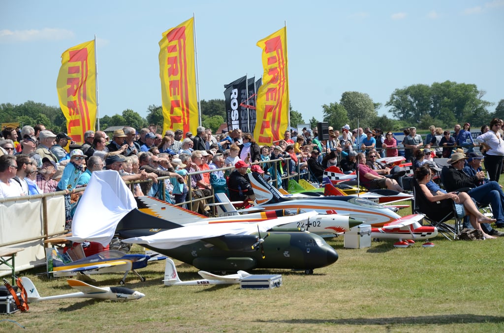 Menschen und Maschinen von ganz klein bis groß auf dem Vereinsareal des Modellflugclubs "Albatros" bei Bölsdorf, nahe Tangermünde.
