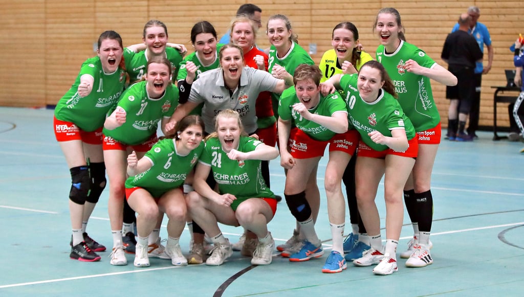 Schon vor zwei Wochen, noch bevor der Titelgewinn endgültig feststand, hatten die HSV-Damen einen guten Grund zum Jubel. Zum 37:29-Erfolg im Stadtderby gegen den BSV 93 hatten (h. v. l.) Emma Jahns, Hanna Köllner, Charlene Paul, Lena Bäumker. Lara Falkenberg, Lara Steinmann, Jenny Mrutzek, (M. v. l.) Annika Titsch, Michelle Pape, Kathrin Sill-Beust, Franka Schramm sowie (vorn l.) Sophie Ribbert und Lilly-Ann Bolek beigetragen. Mit dem jüngsten Sieg sicherten sich die Magdeburgerinnen endgültig den Titel.