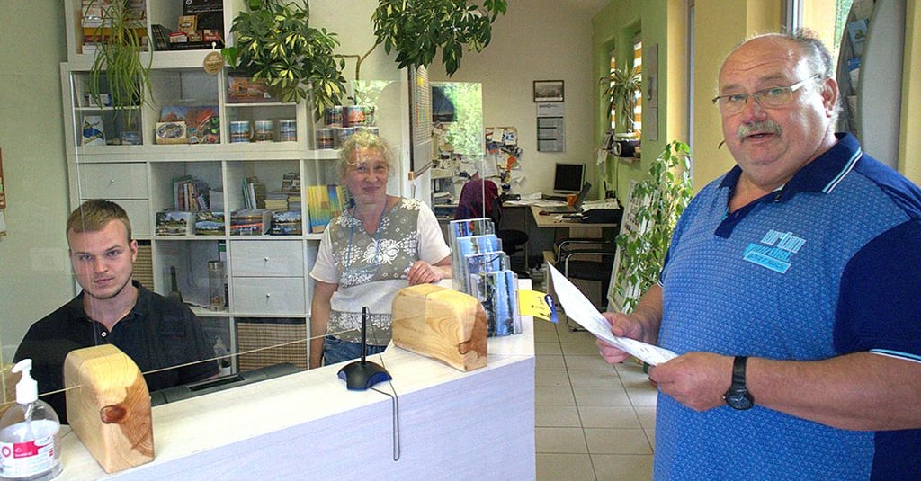 Leon Ruhloff und Cornelia Borner vom Touristenzentrum Zabakuck nehmen „Traznik“ Frank Homann (r.) in Empfang.