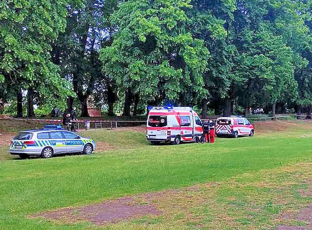 Im Rettungswagen am Sportplatzrand kämpften Notarzt und Sanitäter um das Leben des Verletzten.