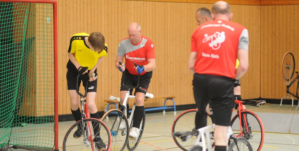 Gerald Glanz (2.v.l.) und den Radballern des SV Wolmirsleben/Unseburg/Tarthun fehlte gerade im Duell mit dem Post SV Magdeburg IV oftmals das nötige Quäntchen Glück.