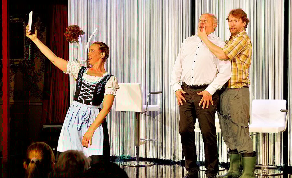 „Skätsch me if you can“, so lautet der Titel eines neuen Programms im  Clack-Theater Wittenberg, dessen Premiere  jetzt gefeiert wurde - hier zu sehen: Anne Roemeth, Ralph Richter und Andreas Klopp.