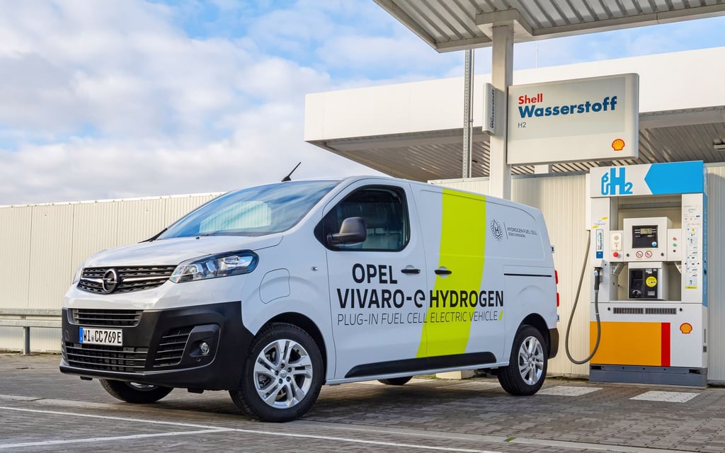 Transporter mit alternativem Antrieb: Der Opel Vivaro-e Hydrogen tankt Wasserstoff.