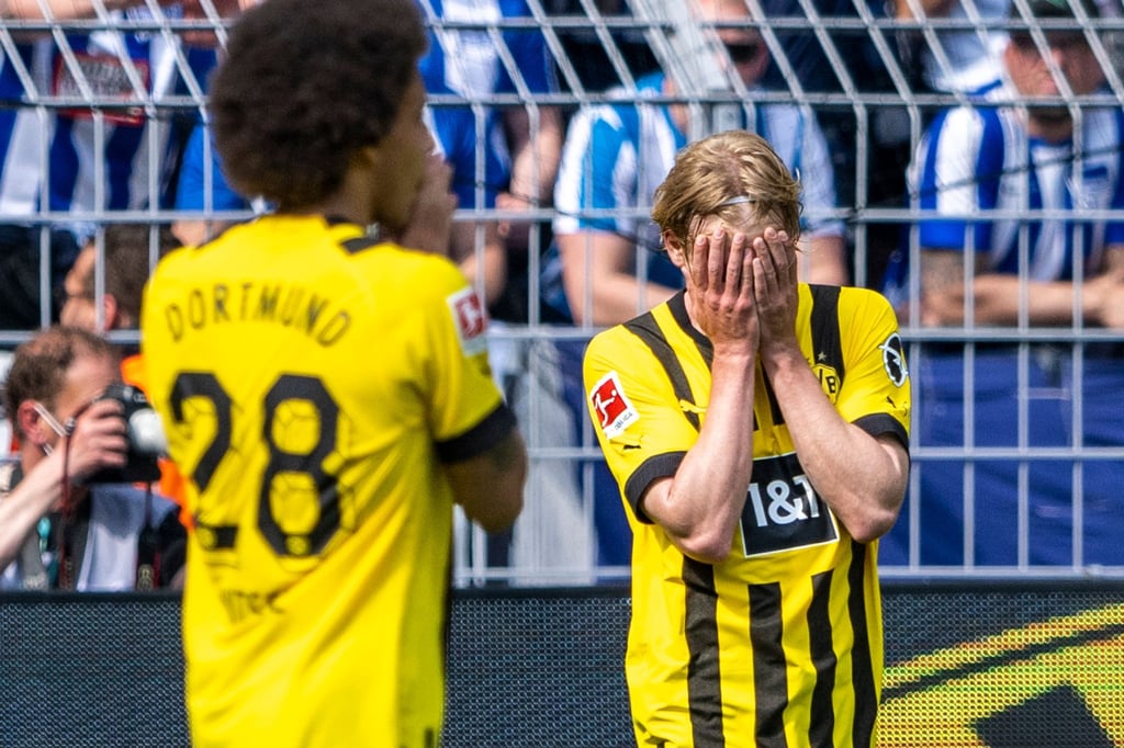 War vom Aus von Trainer Marco Rose beim BVB völlig überrascht: Julian Brandt (r).