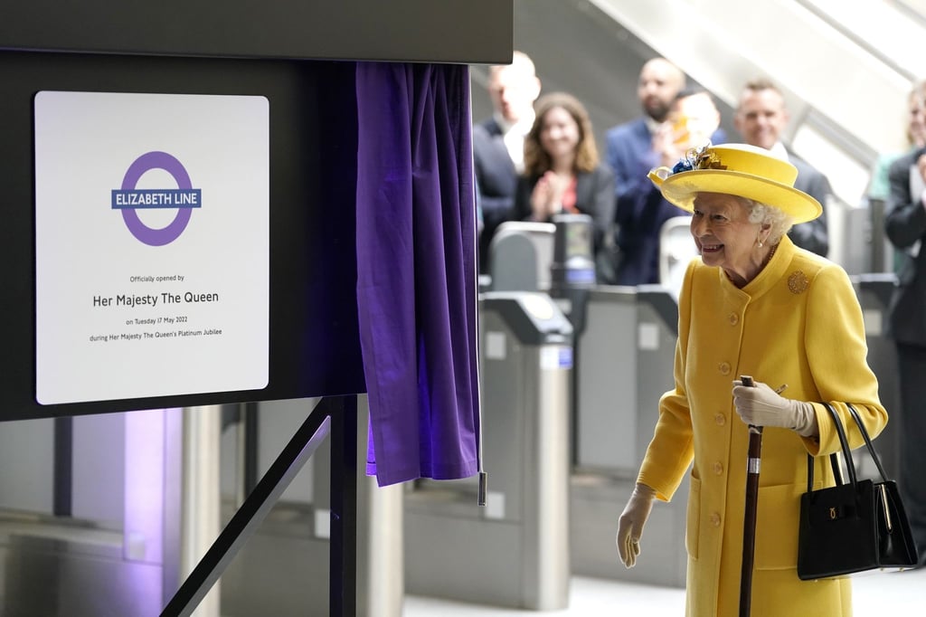 Die britische Königin Elizabeth II. enthüllt in London die neue "Elizabeth-Line".