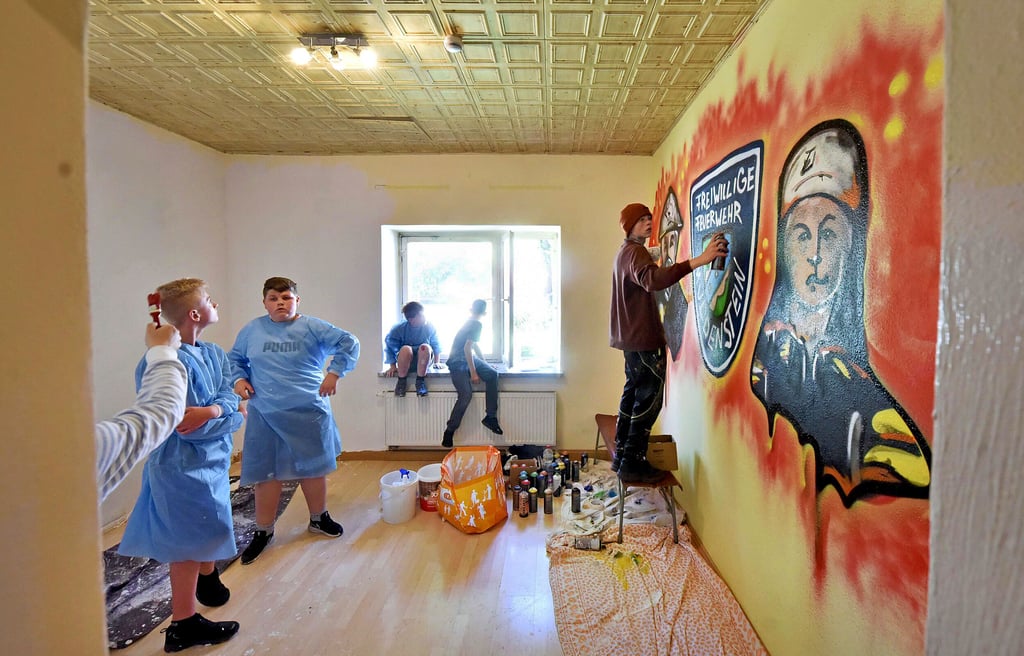 Die jungen Leute griffen selbst zum Pinsel - oder wie der Muldensteiner Schüler Timo Schache zur Spraydose.