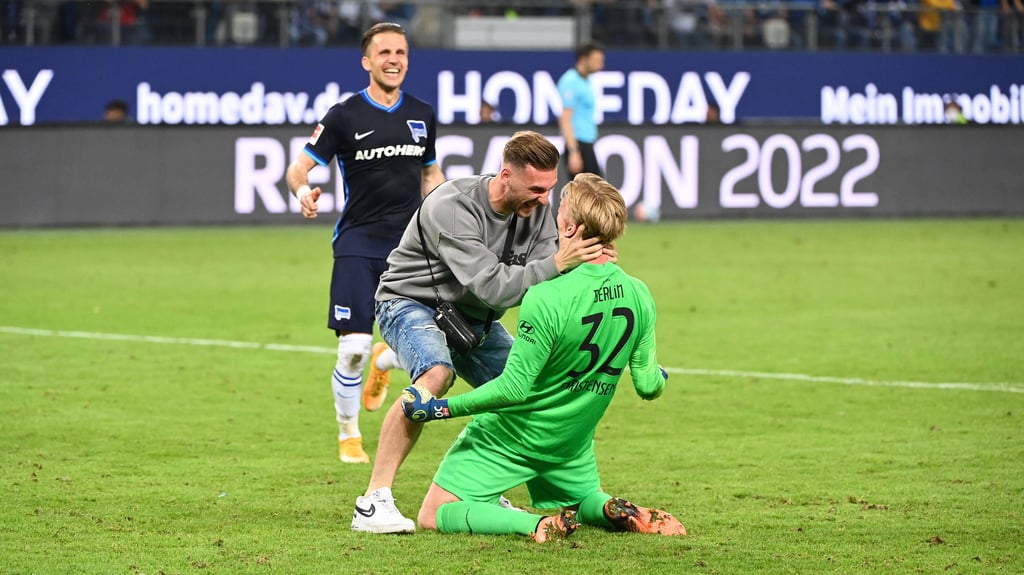 Hertha BSC feiert die Rettung im Relegations-Rückspiel beim Hamburger SV.