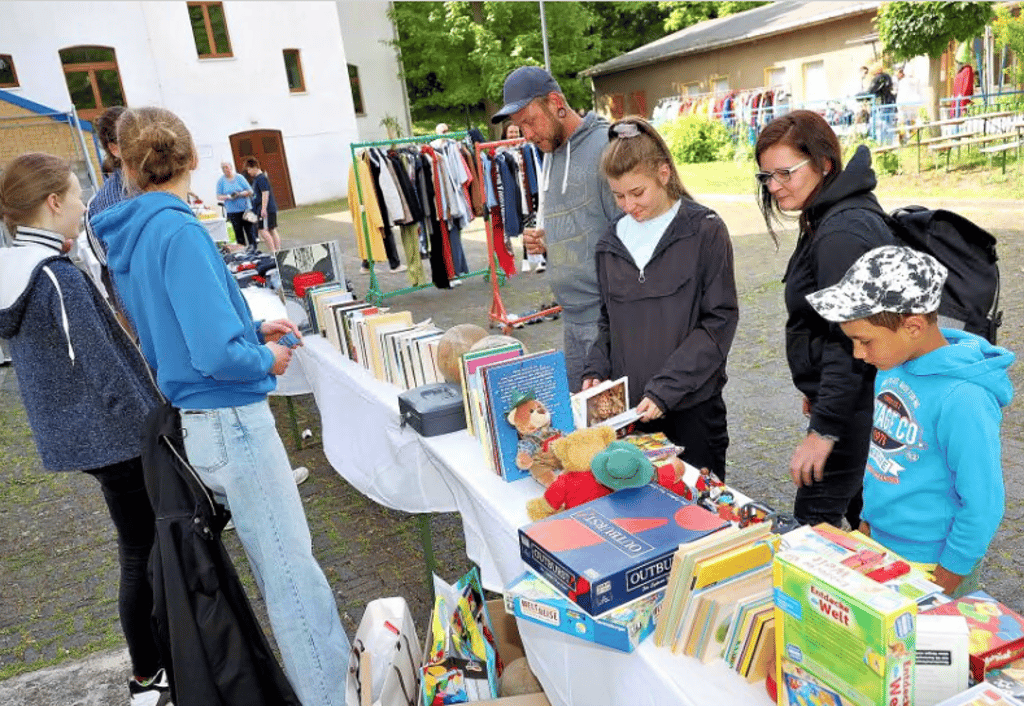 Auf dem Weg in ihren Garten kamen Jenny Geke und Patrick Holst mit ihren Kindern Benjamin und Lotti auch am Flohmarkt vorbei.