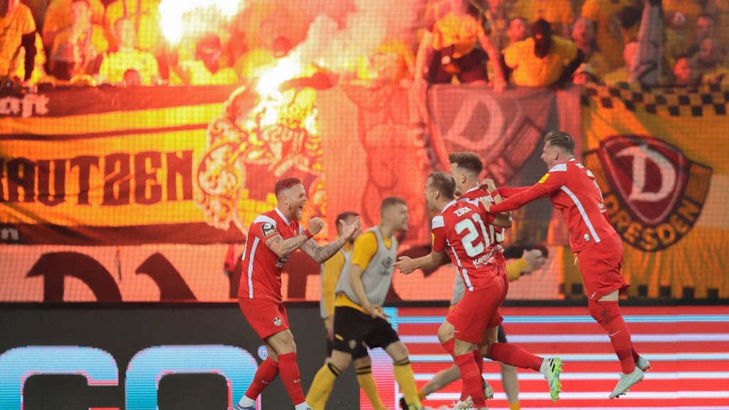 Kaiserslautern schießt sich mit dem 2:0 in Dresden in die 2. Liga.
