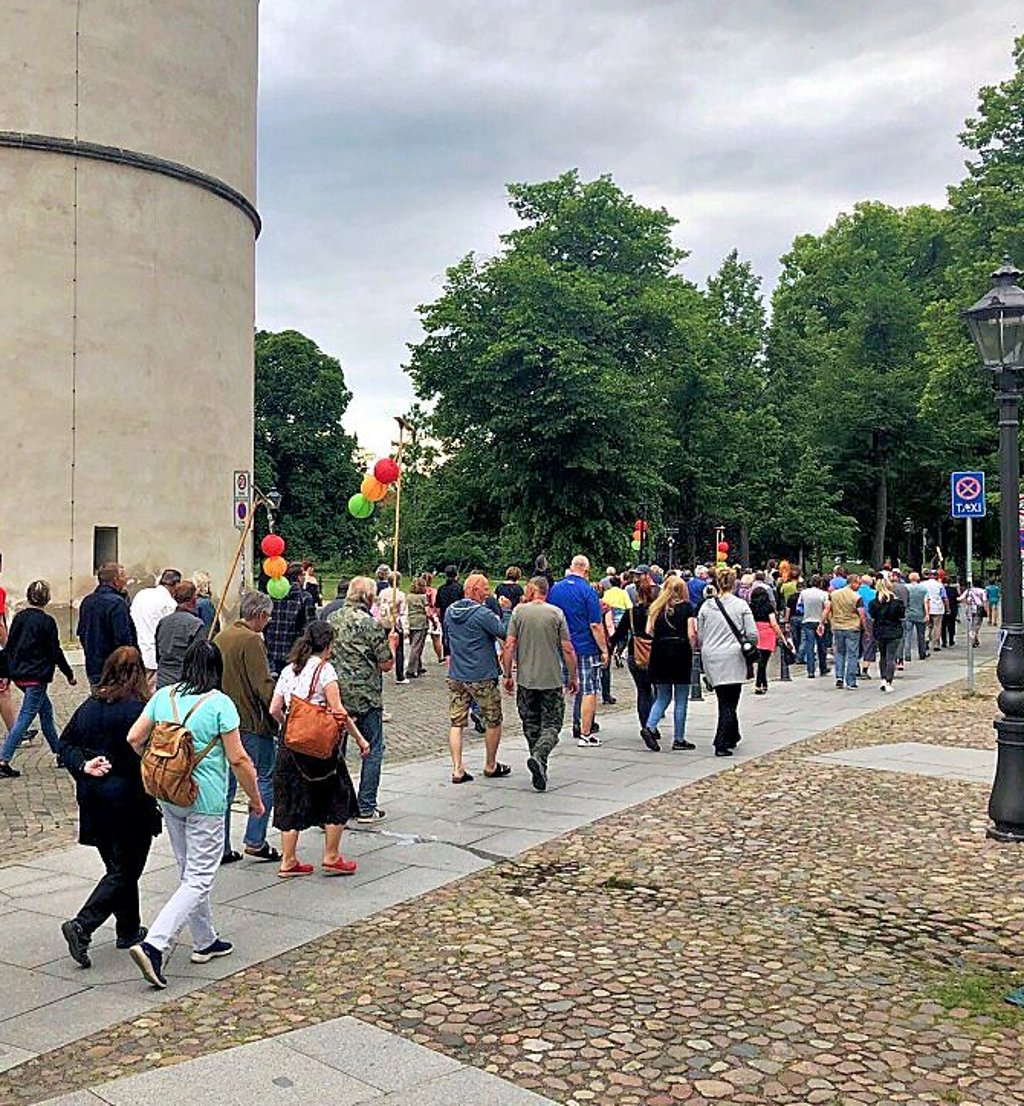 Die Montagsdemo passiert die Schlosskirche. 