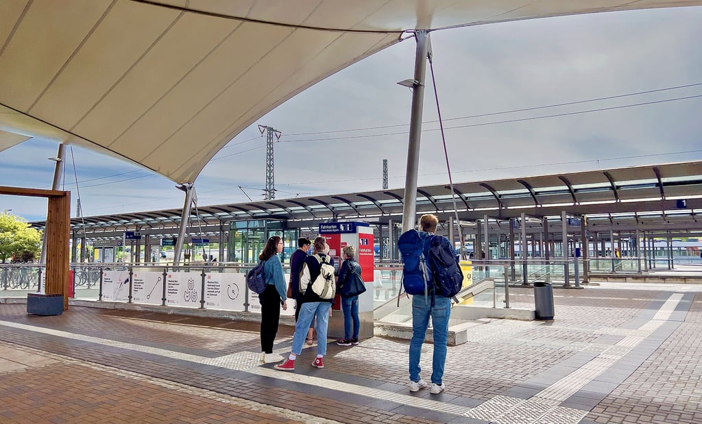 Zwar kein riesiger Ansturm auf die Ticketschalter, aber immerhin einige Fahrgäste, die am Hauptbahnhof ein Neun-Euro-Ticket kaufen.