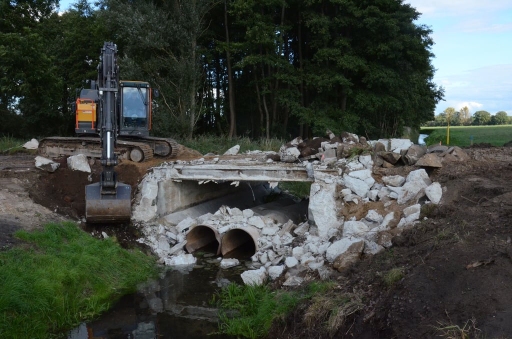 Die alte Brücke über den Augraben zwischen Jeetze und Störpke wurde abgerissen. Eine neue Brücke wurde gebaut. Ein Großteil der Arbeiten ist mittlerweile fertiggestellt worden.