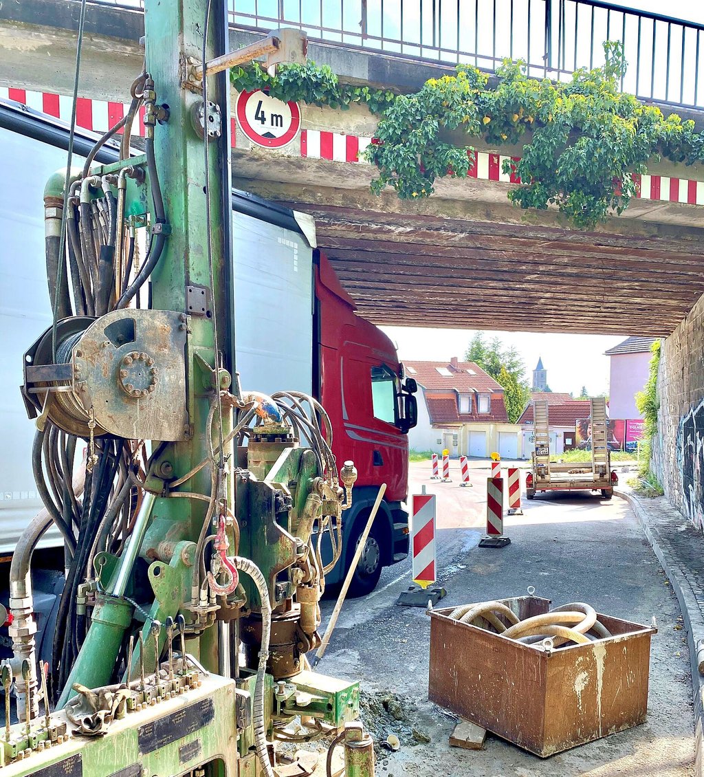 Mit schwerem Gerät wird der Baugrund der Eisenbahnbrücke an der Altenburger Chaussee sondiert.