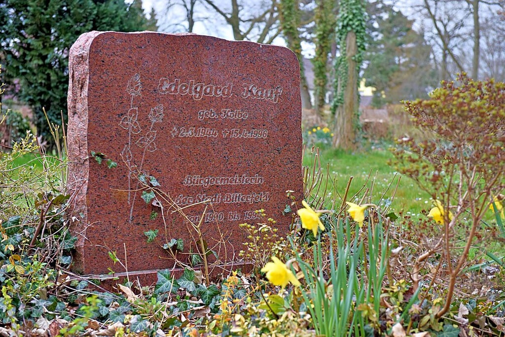 Der Grabstein von Edelgard Kauf auf dem Bitterfelder Friedhof. Die Liegezeit ist seit Ende April 2021 abgelaufen.