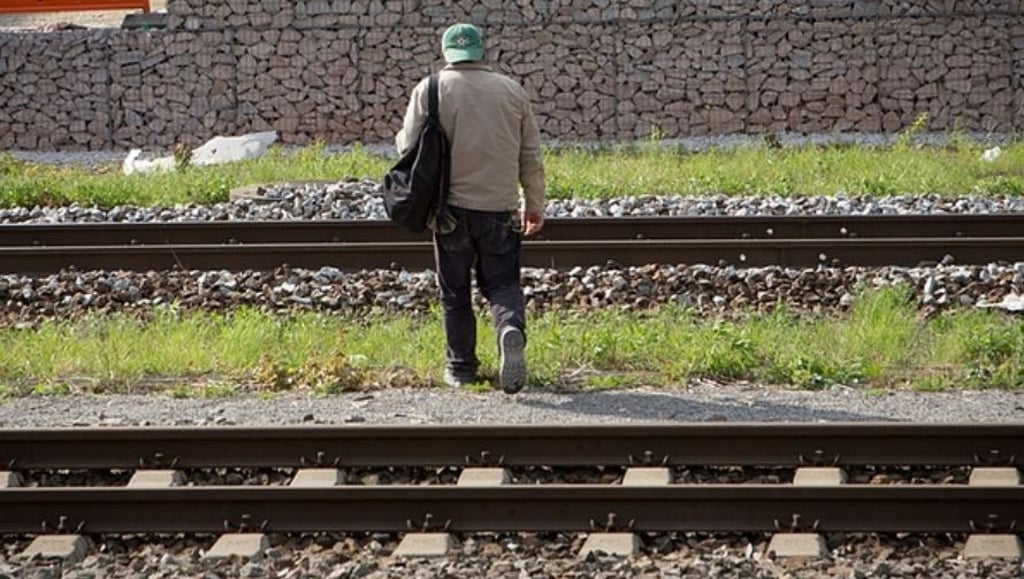 Bei einem Spaziergang an den Gleisen im Magdeburger Stadtteil Buckau hat sich ein 28 Jahre alter Mann in Lebensgefahr gebracht und den Zugverkehr zum Erliegen gebracht. Symbolbild: