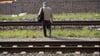 Bei einem Spaziergang an den Gleisen im Magdeburger Stadtteil Buckau hat sich ein 28 Jahre alter Mann in Lebensgefahr gebracht und den Zugverkehr zum Erliegen gebracht. Symbolbild: