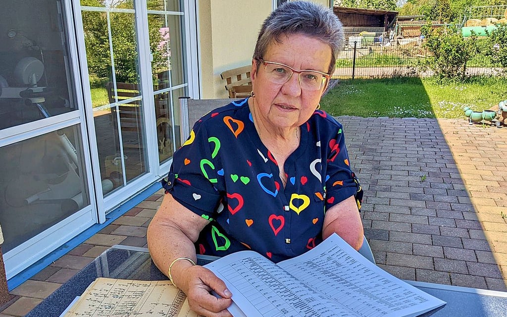 Edda Schaaf blättert im zehnten und letzten Jahrbuch.