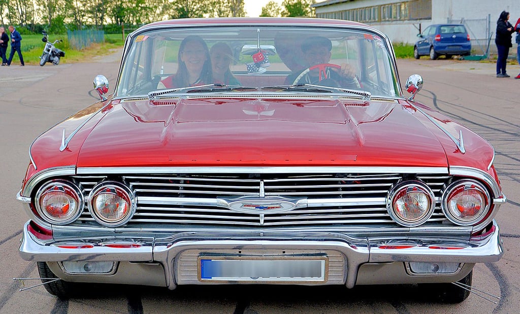 Auf Hochglanz poliert haben die Bitterfelder Besitzer diesen Oldtimer für die staunenden Besucher in Zörbig. 