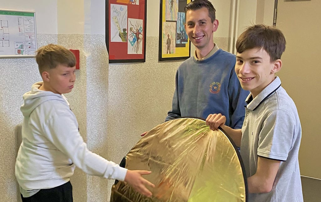 Viele Szenen für ihren Film drehten die Sechstklässler in der Sekundarschule „Fritz Heicke“. Das bot kurze Wege angesichts des knappen Zeitrahmens. Die Schüler übernahmen alle Aufgaben vor und hinter der Kamera, beispielsweise den Umgang mit den Reflektoren für das richtige Licht, den ihnen Oliver Ewy erklärte.