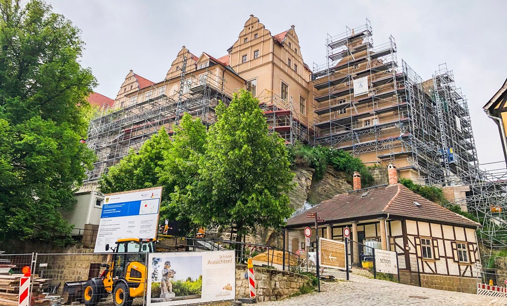 Die Gerüste am Residenzbau werden Stück für Stück abgebaut, die neue Fassadengestaltung wird dadurch weithin sichtbar.