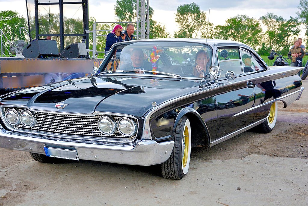 Schönster Straßenkreuzer: Ford Starliner von Nadine Priesterjahn und Jörg Welle