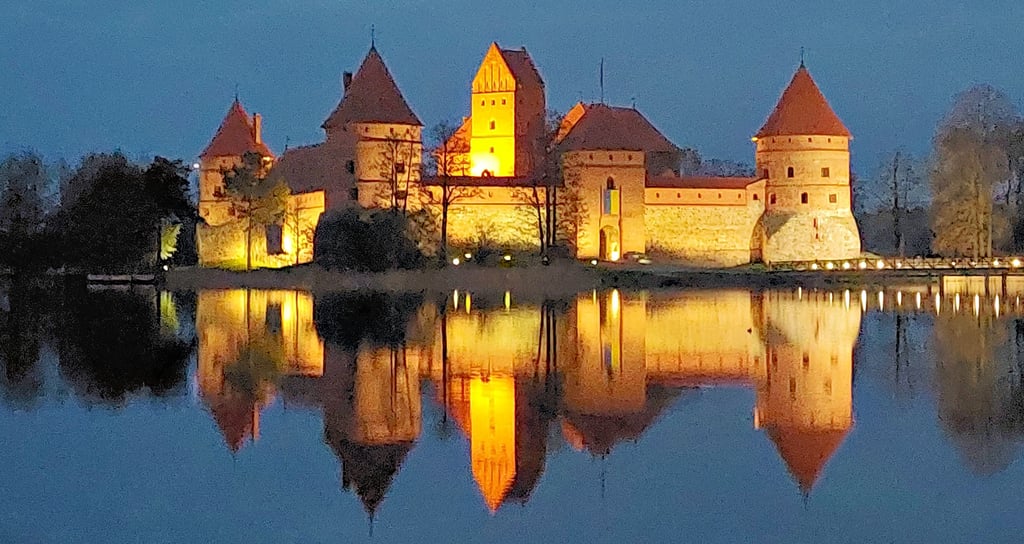 Die mittelalterliche Burg ist das markanteste Wahrzeichen von Trakai. Sie befindet sich auf einer Insel, umgeben von mehreren Seen. In der Burg befindet sich ein Museum, das die Entwicklung der Burg und der Region aufzeigt.