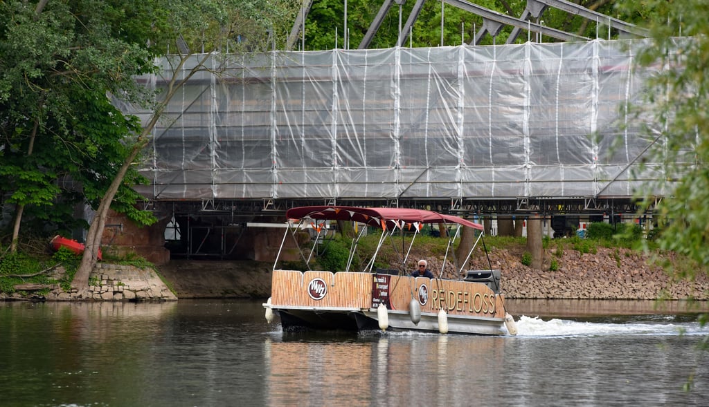 Ein Floss ersetzt an den Wochenenden die gesperrte Peißnitzbrücke. Ursprünglich sollte die Fähre auch an Feiertagen in Betrieb sein. Das ist sie aber nur Pfingstmontag.