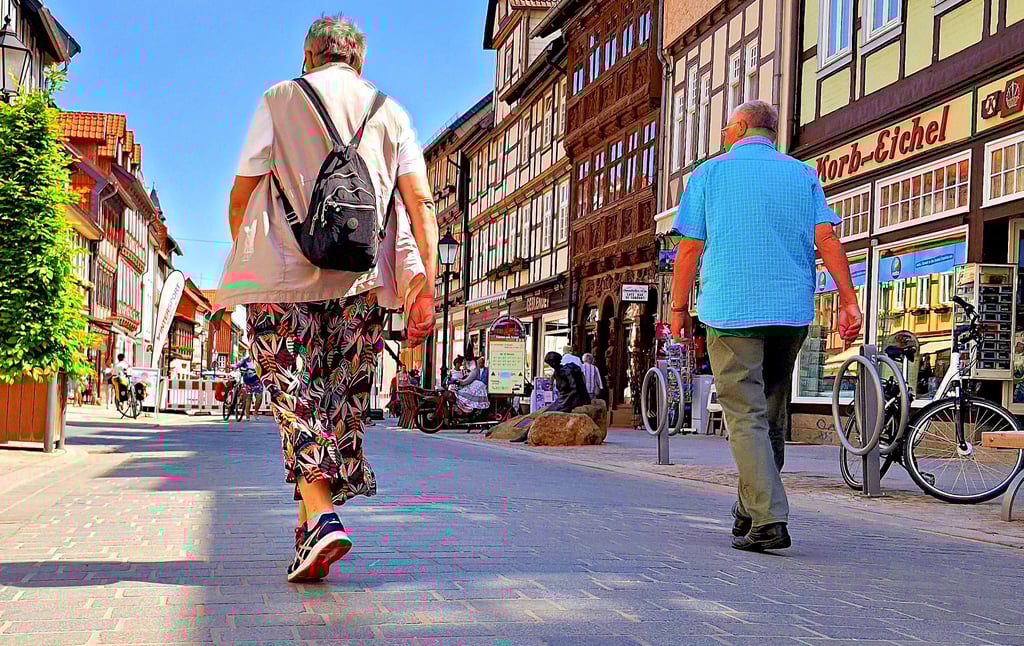 Wie selbstverständlich laufen Passanten auf der Fahrbahn der unteren Breiten Straße in Wernigerode. Doch auch wenn hier gebaut wird, fahren hier Autos.