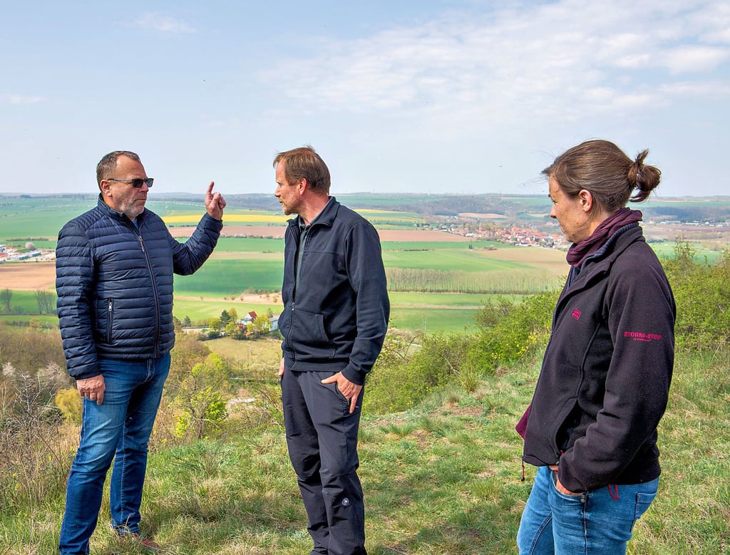 Lauchas Bürgermeister Michael Bilstein (l.) im Gespräch mit Geo-Naturpark-Geschäftsführer Matthias Henniger und Geo-Naturpark-Mitarbeiterin Toni Wipper am Wanderweg nahe dem Flugplatz in Laucha-Dorndorf.