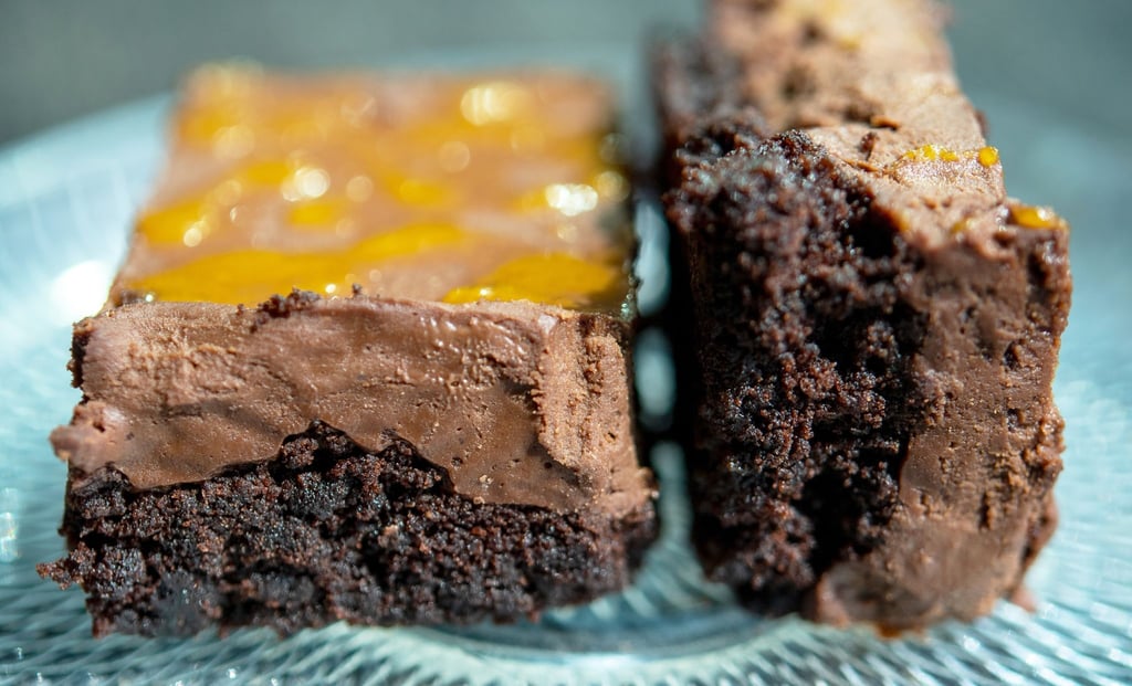 Der vegane Frischkäse muss nicht unbedingt auf die Stulle - er darf auch auf den Kuchenboden! Dafür rührt man einfach geschmolzene Schokolade in die Masse ein.