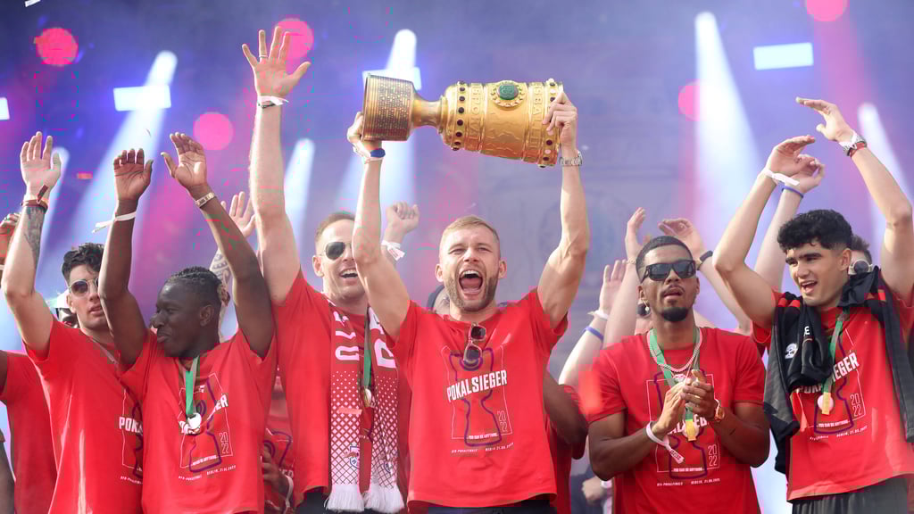 Konrad Laimer stemmt den DFB-Pokal in die Höhe.