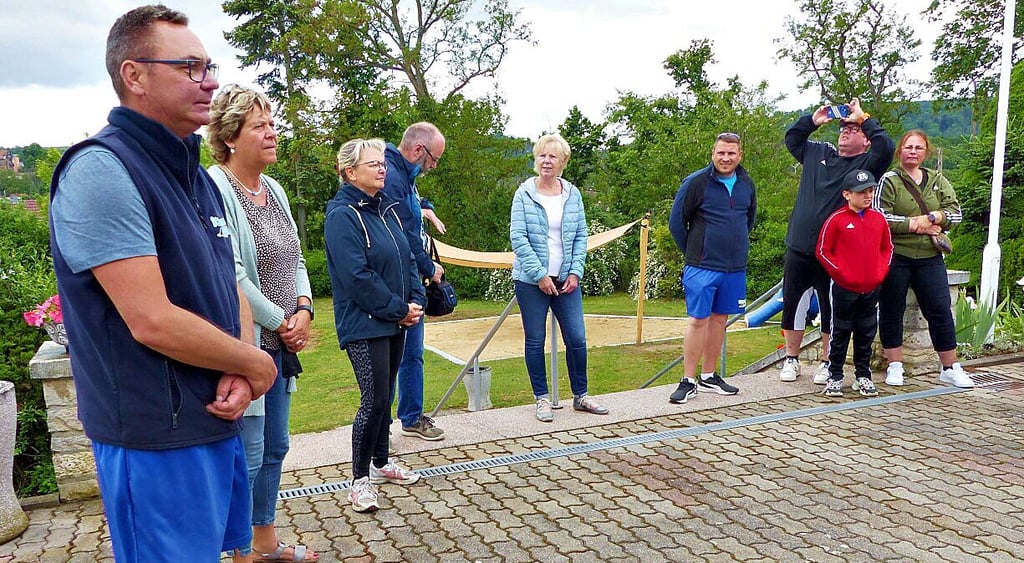 Schwimmmeister Karsten Könnicke (von links) eröffnet im Beisein der Vorsitzenden des Fördervereins, Kerstin Grabarse, und VG-Bürgermeisterin Jana Schumann sowie Schwimmmeister Marco Drese (6.v.l.) die Badesaison.