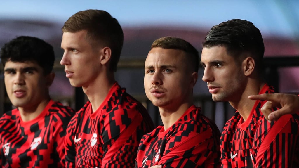 Angelino (2.v.r.) musste beim DFB-Pokalfinala zuschauen.