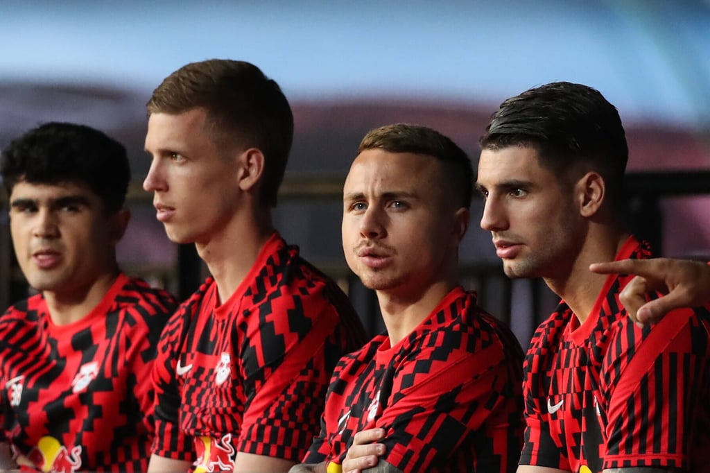 Angelino (2.v.r.) musste beim DFB-Pokalfinala zuschauen.