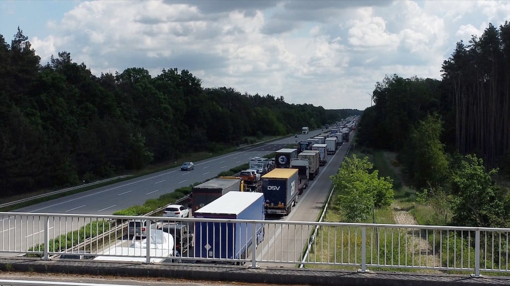 Aufgrund des verlängerten Wochenendes staut es sich bereits am Mittwochmittag (25. Mai) auf den Straßen in Sachsen-Anhalt. So wie auch auf der A2 in Richtung Berlin.