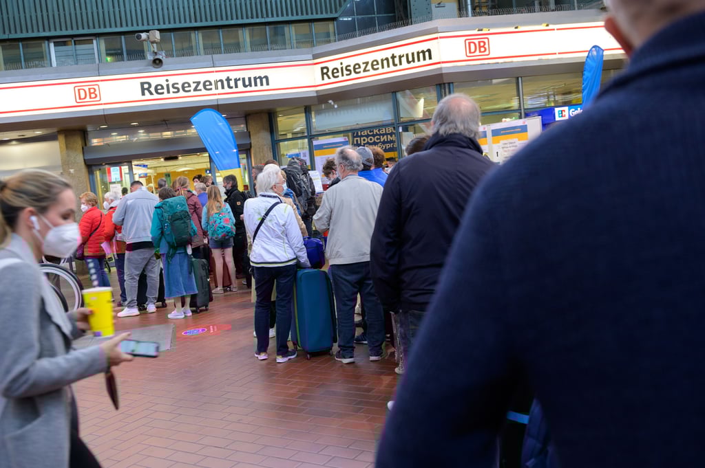 Schlange an einem Reisezentrum der Bahn. Kurz vor dem langen Himmelfahrtswochenende ist die Zahlung per Karte beim Ticketkauf bundesweit gestört.