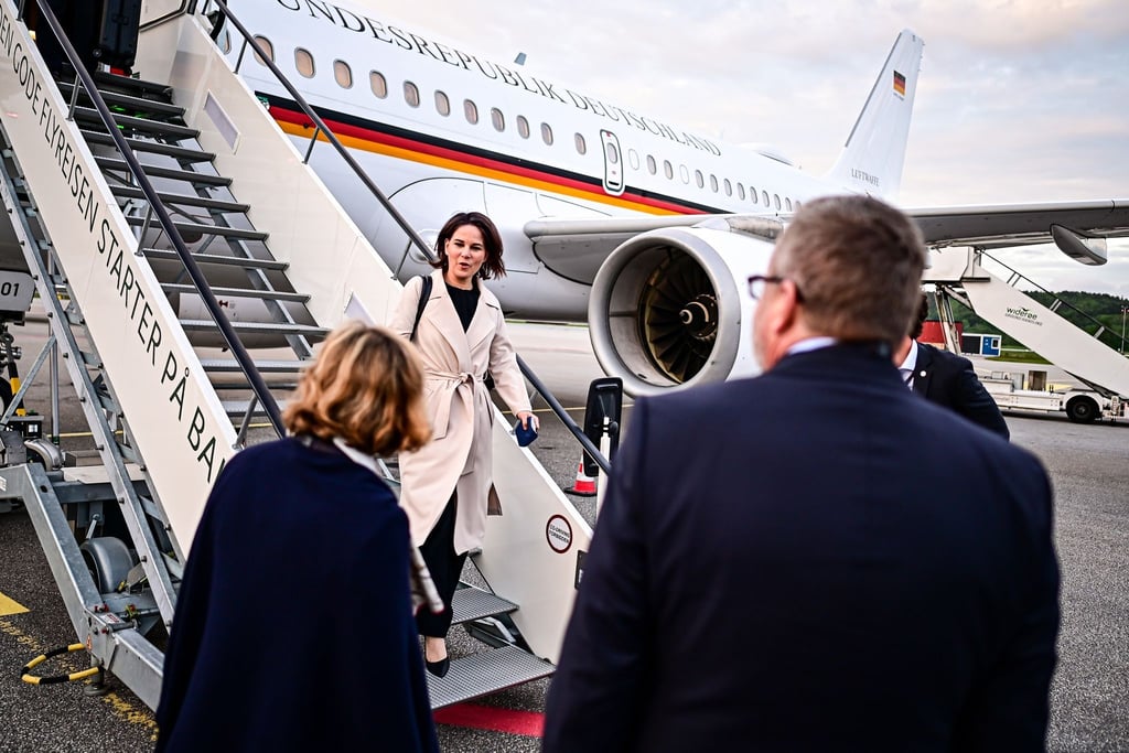 Außenministerin Annalena Baerbock (Bündnis 90/Die Grünen) steigt aus der Regierungsmaschine zur Tagung der Außenminister des Ostsee-Rates. Der 1992 gegründete Ostsee-Rat ist ein politisches Forum zur regionalen Zusammenarbeit.