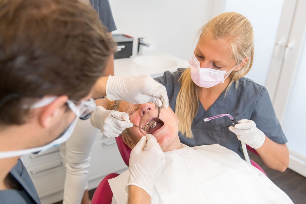 Bssssssssssss! Wer Angst vor Schmerzen bei Zahnarztbehandlungen hat, sollte seine Termine am besten auf den Nachmittag legen.