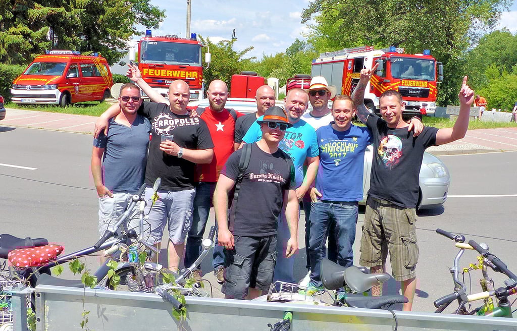 Zwischenstation in Jeßnitz. Vor dem Gerätehaus der Feuerwehr kann man sich in jeder Hinsicht stärken.