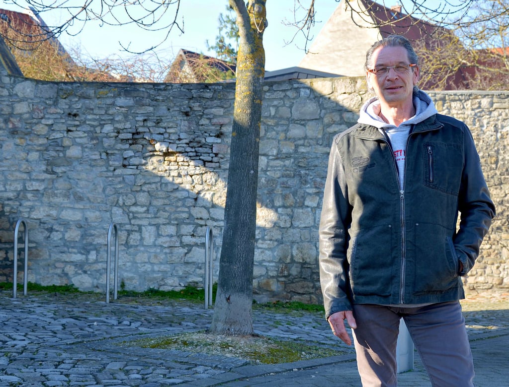 Thomas Alt trat im März auch zur Bürgermeisterwahl in Staßfurt an. Sein Lieblingsplatz ist der Benneckesche Hof. Dort ließ er sich auch im Vorfeld der Wahl fotografieren.