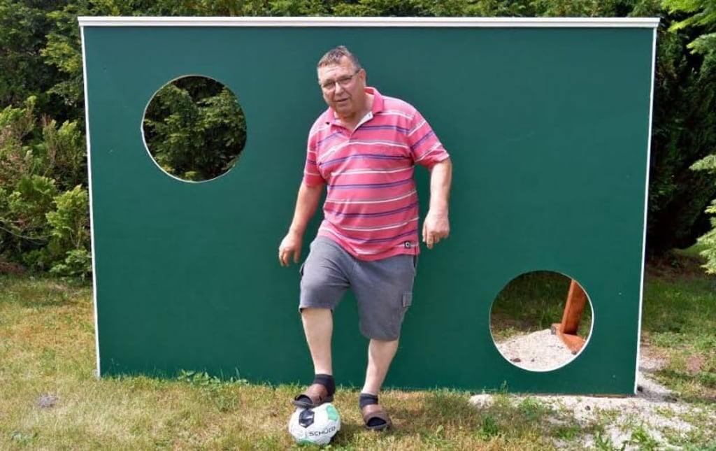 Wem sechs Treffer gelingen, der kann beim Torwandschießen in Taucha 1.000 Euro von Hartmut Zocher einstreichen.