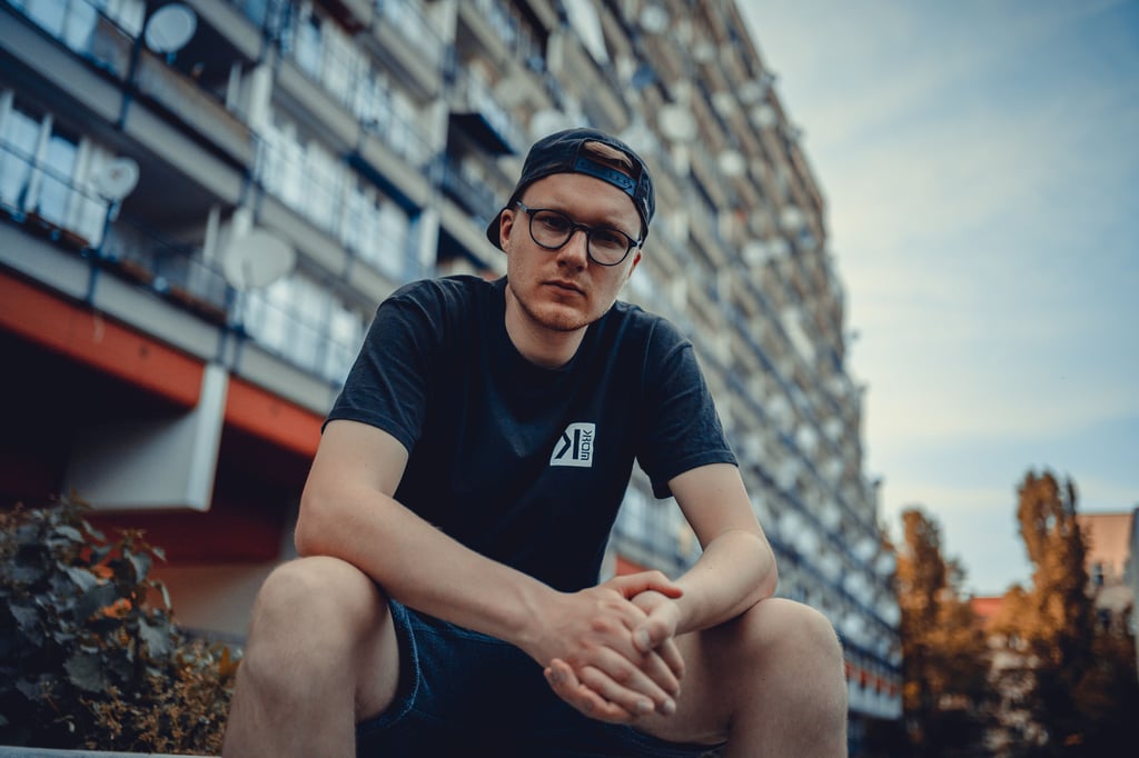 Krom heißt eigentlich Simon und er lebt in Halle.