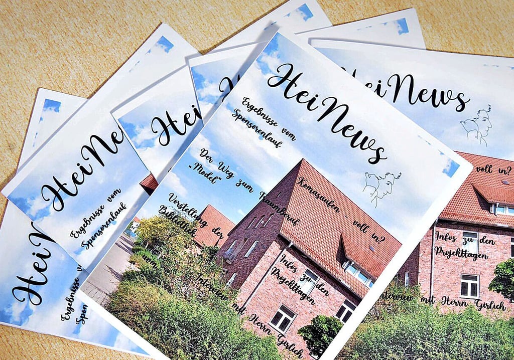 Die neue „HeiNews“ ist gedruckt. Auf dem Cover findet sich das Gymnasium.